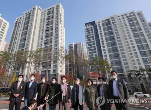 국민의힘 백현동 개발 비리 의혹 검증특위 의원들이 지난해 11월 백현동 '옹벽 아파트' 현장을 방문했다. 연합뉴스